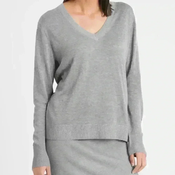 Banana Republic V-Neck Sweater Match Back - Picture 1 of 5
